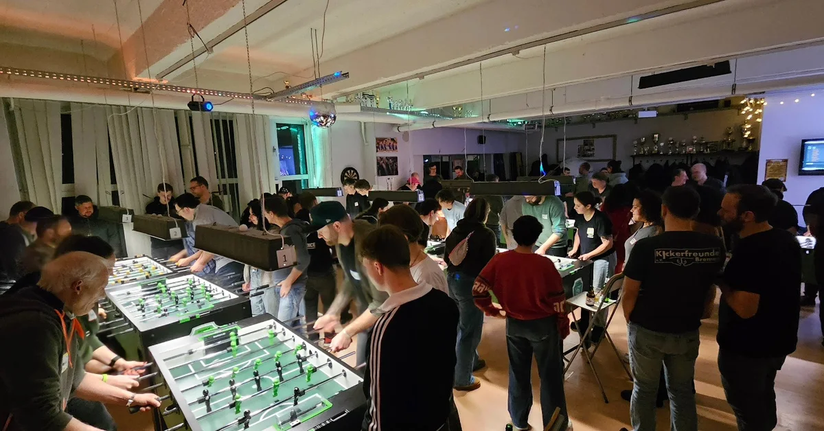 Abend im Kickerraum bei der Kickerparty