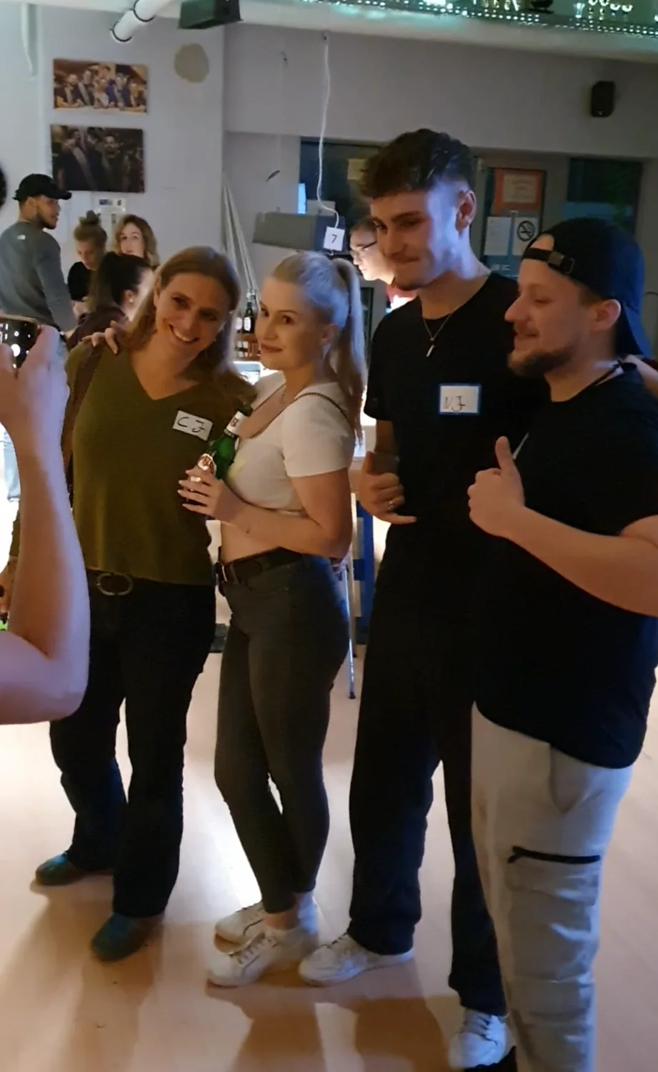 Vier Partygäste posieren gemeinsam für ein Foto